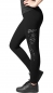 Preview: Schwarze Leggins mit Paillettenmdruck in holo-silber auf dem linken Bein, welcher Sternchen und "Cheer" zeigt. (Von der Seite)