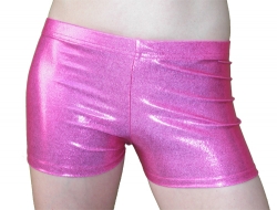 Pink schimmernde Shorts auf Hüfthöhe.