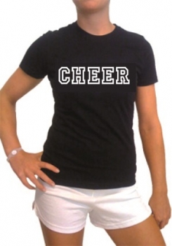Schwarzes Tshirt mit weißem Cheer-Aufdruck auf Brusthöhe von vorne.