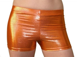 Neon-Orange schimmernde Shorts auf Hüfthöhe.