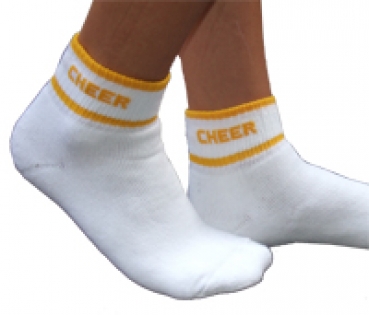 Tragebild der weißen Socken mit gelber Cheer-Aufschrift am Bündchen
