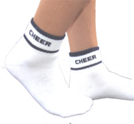 Tragebild der weißen Socken mit navy Cheer-Aufschrift am Bündchen.