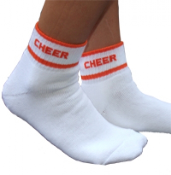Tragebild der weißen Socken mit orangener Cheer-Aufschrift am Bündchen.