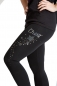 Preview: Schwarze Leggins mit Paillettenmdruck in holo-silber auf dem linken Bein, welcher Sternchen und "Cheer" zeigt. (Von der Seite, Nahaufnahme)