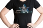 Preview: Schwarzes T-Shirt mit mit Paillettendruck auf Brusthöhe, der "Cheer" und einen Stern in blau und silber zeigt. (Nahaufnahme)