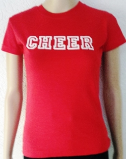 Rotes Tshirt mit weißem Cheer-Aufdruck auf Brusthöhe von vorne.