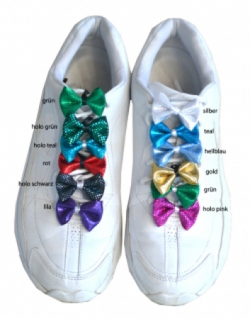 Schuh, an welchem die unterschiedlichen Farben der Schuhschleifen präsentiert werden.