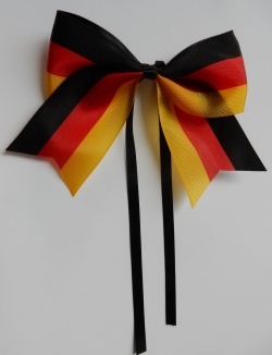 Haarschleife mit Deutschland-Flagge.