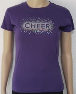 Lila T-Shirt mit silber Paillettendruck "CHEER" von vorne.