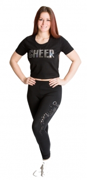 Schwarzes Cheer Crop Top mit silbernem Holo-Paillettendruck "CHEER" auf Brusthöhe von vorne.
