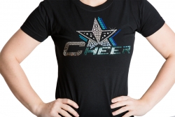 Schwarzes T-Shirt mit mit Paillettendruck auf Brusthöhe, der "Cheer" und einen Stern in blau und silber zeigt. (Nahaufnahme)