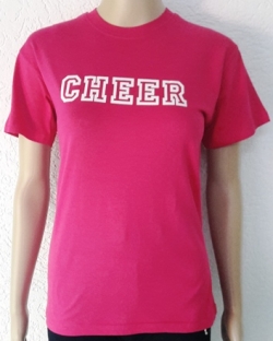 Pinkes Tshirt mit weißem Cheer-Aufdruck auf Brusthöhe von vorne.